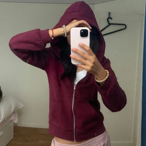 Vinröd hoodie zip up - Säljer en supersnygg och asmysig vinröd hoodie från 157 i storlek XS. Den sitter perfekt och passar att ha till både skolan o hemma!🌻