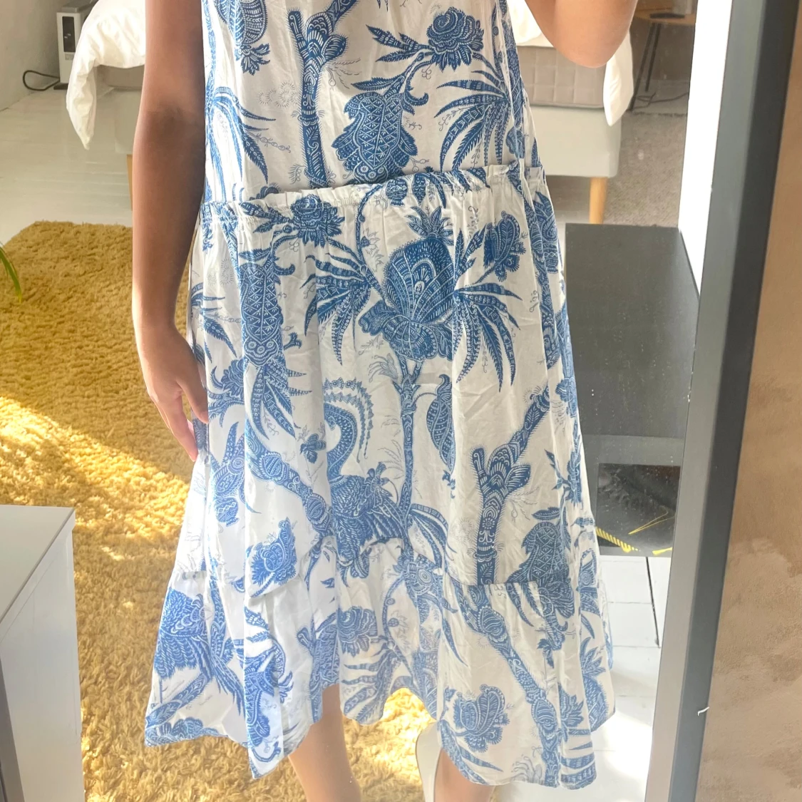 Vit och blå sommarklänning med mönster - 1