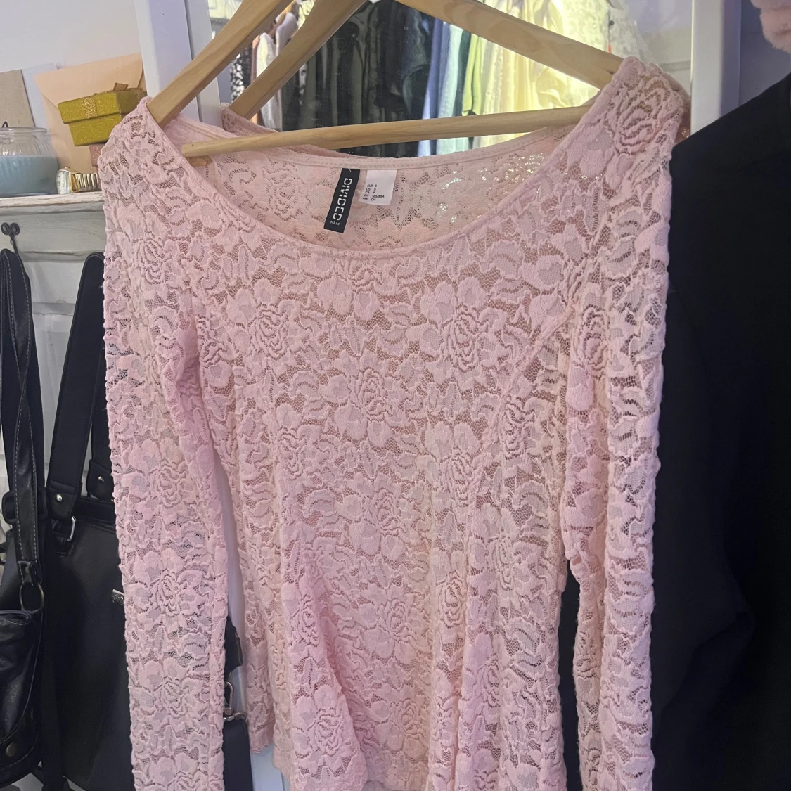 Rosa spetsblus från Gina Tricot