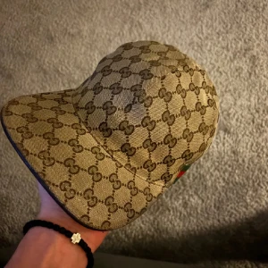 Gucci keps beige - Canvas gucci keps äkta. Skicket är helt okej därav så billigt pris. Storlek L men passar även bra till storlek M. MÖTS UPP, PRIS KAN DISKUTERAS 