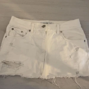 Vit jeanskjol  - Jättesnygg vit jeanskjol, säljs pga att den är lite för liten för mig💗inga defekter alls!
