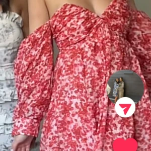 Röd blommig offshoulder klänning - Superfin röd och vit blommig klänning med offshoulder och puffiga långa ärmar. 