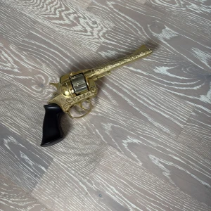 Leksaks pistol  - Säljer en leksakspistol från hai Chaparral. Den är i mycket fint skick. Det ingår skott. Skåtten låter bara och det kommer inte ut något från pistolen! Om man vill så kan man köpa till hatten och skärpet.                                                                            Pris: 300 för allt och 200 för pistolen. Ny pris var 800 för allt                                                             