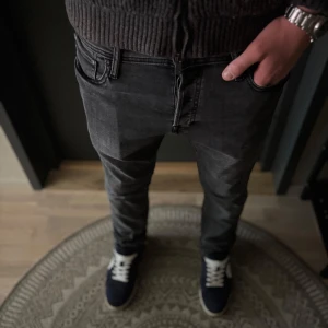 Grå slim jeans Jack & Jones - Tja! Säljer ett par riktigt snygga Jack n Jones slim fit jeans! | Modell~glenn | L30 W30 |    Färg~Mörkgrå | Jag på bilden är 181! | Hör av er vid minsta lilla fundering🙌