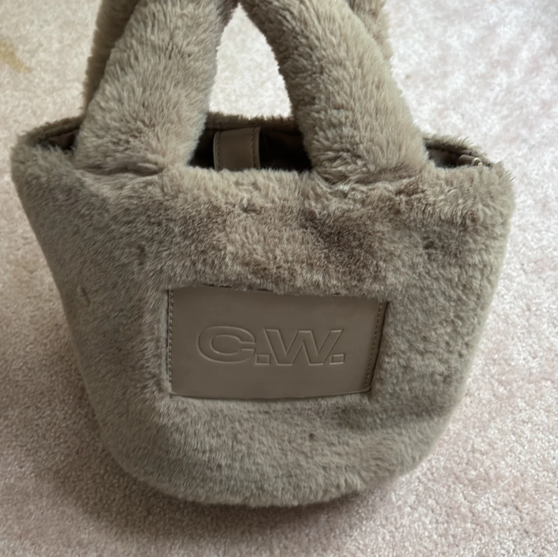 Beige fluffig handväska från C.W. - 1