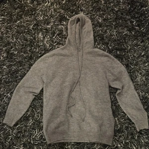 Grå Kashmir tröja - Säljer en Kashmir tröja i jätte bra skick. Tröjan köptes för 1100kr och säljs för 599! Hör av er vid minsta lilla fundering🙌🏽