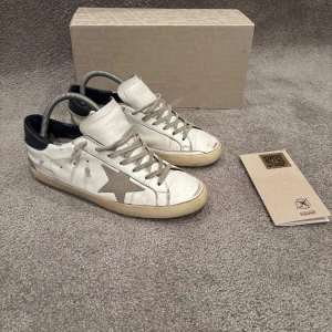 Golden goose superstar  - Hej! Säljer nu dessa väldigt populära och eftertraktade golden goose skorna! Storlek   41 i EU storlek!  Skick 8/10, Ny pris= 5000 kr Säljs för= 2099 kr! Allt OG tillkommer vid köp! Skriv till mig privat innan köp på dessa skor 