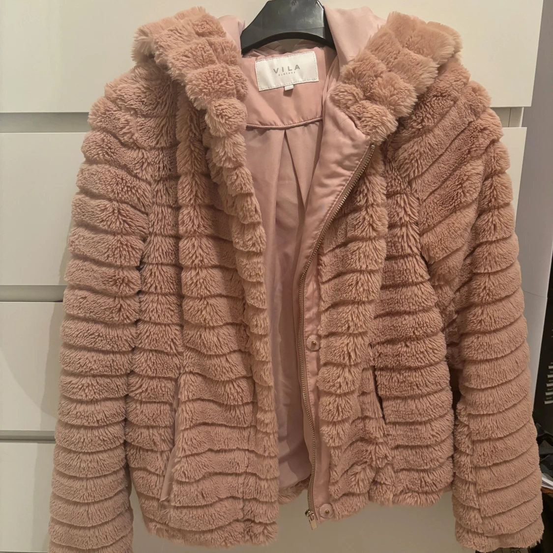 Rosa teddyjacka från Vila