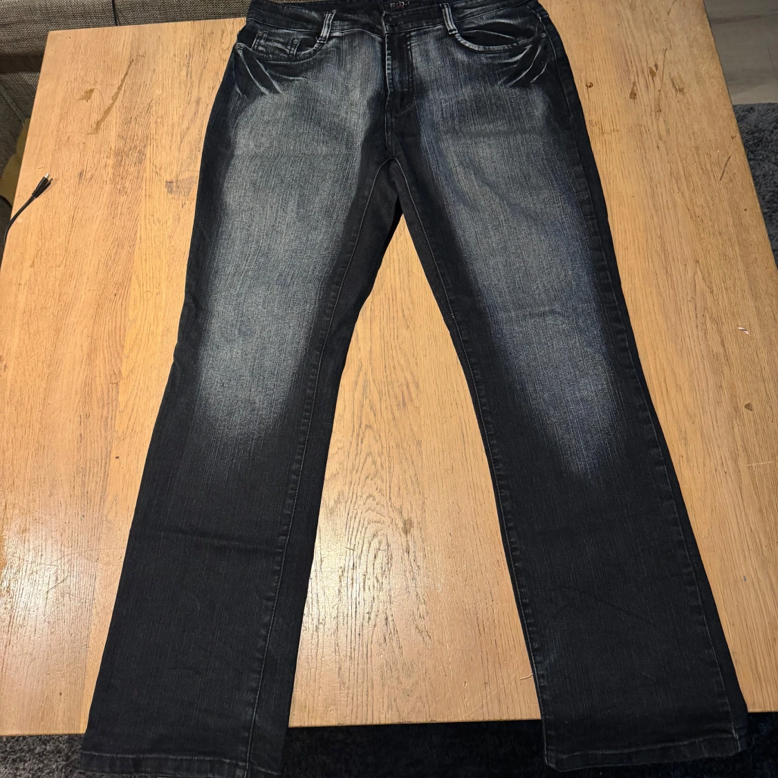 Svarta jeans från EDI med broderade fickor - 1