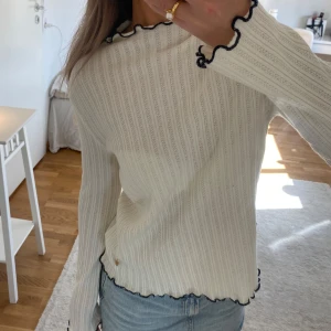 Vit tröja - Långärmad vit tröja med söta detaljer