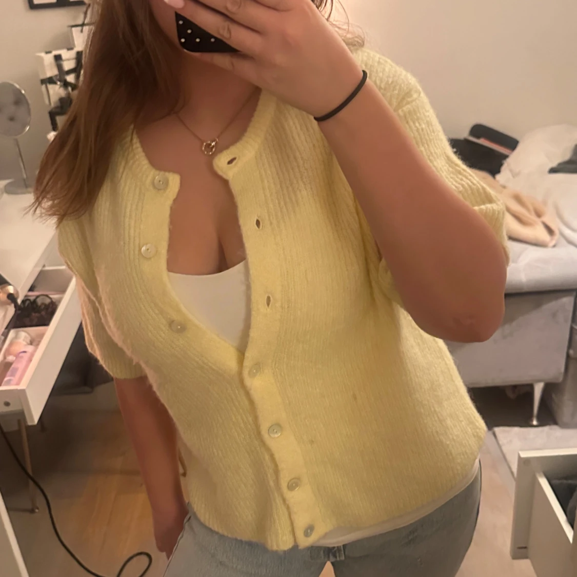 Gul stickad kofta med knappar - 1