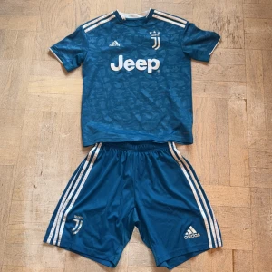 Juventus fotbollströja med shorts - Blå Juventus tröja med shorts, storlek 152.