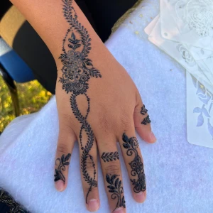 Svart henna för handmålade  - Säljer svart henna för att skapa detaljerade och kreativa på händer och fingrar. Perfekt för att göra blommiga och slingrande designer med fina linjer och prickar. Ger en djup svart färg och passar för dig som vill ha unika och snygga henna-tatueringar.