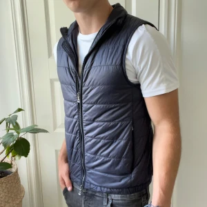 Oscar Jacobson väst M - Riktigt skön hög kvalite Oscar jacobsoson väst, två dragkedjor och två fickor med dragkedja. Modellen bär M och är 180,75 kg! Kom med frågor, ny pris runt 2000 mitt pris 750 🏆 