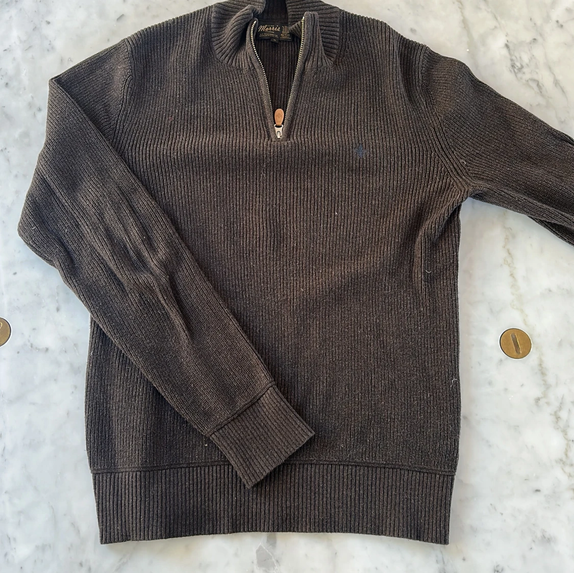 Brun stickad tröja med half zip från Morris