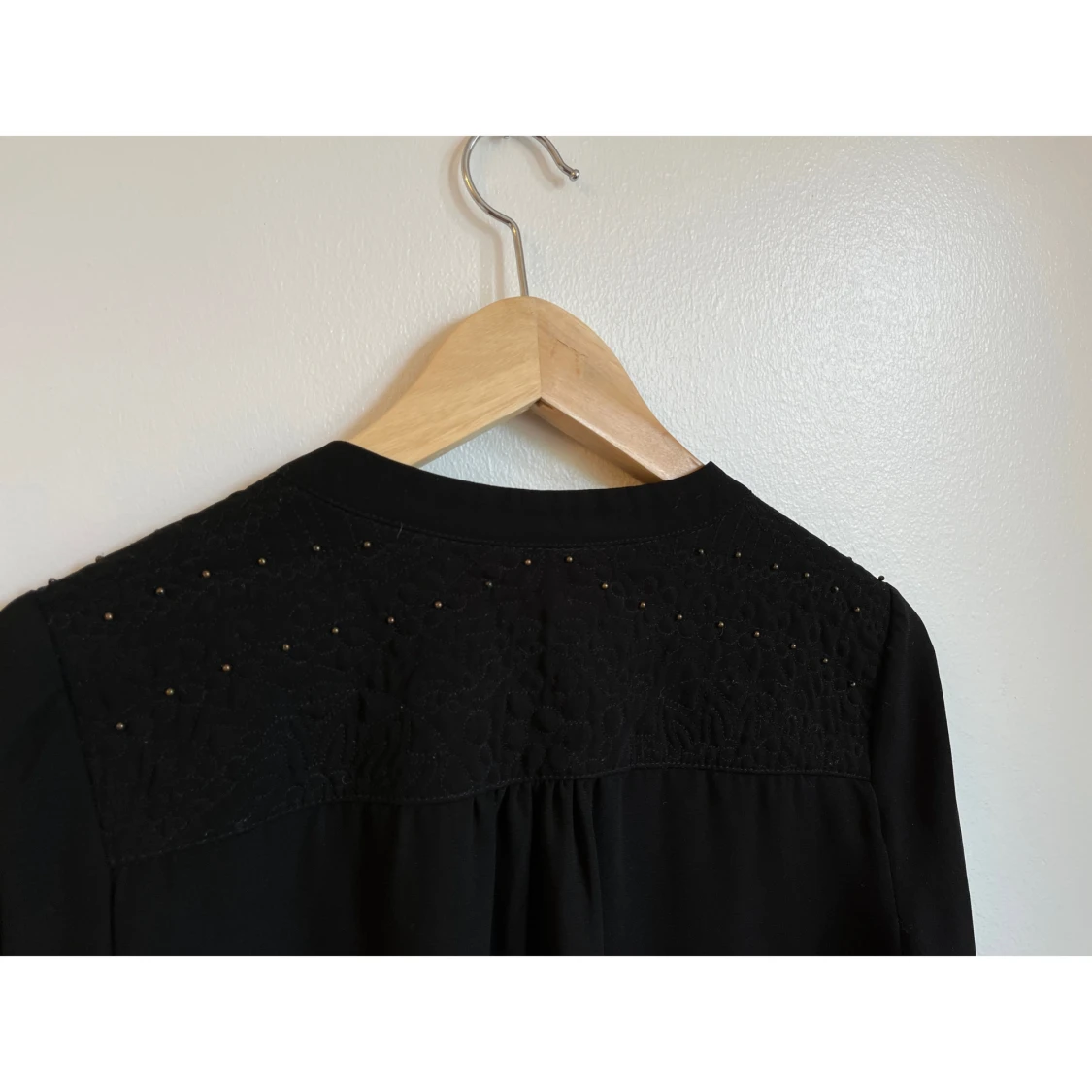 Svart klänning med små pärlor från Promod - 3