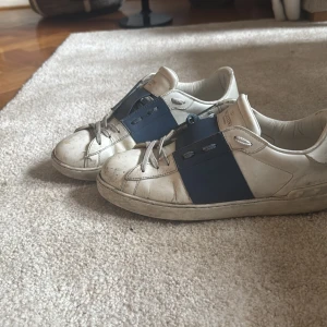 Valentino Open sneakers vit/blå - Säljer mina använda valentino open till ett bra pris. Funkar som de ska man kan behövas limma väldigt lite vid ena sulan så funkar de som nya men lite smutsiga. Storleken är 42, har även skolåda. Söker snabb affär, hämta ikväll för bättre pris