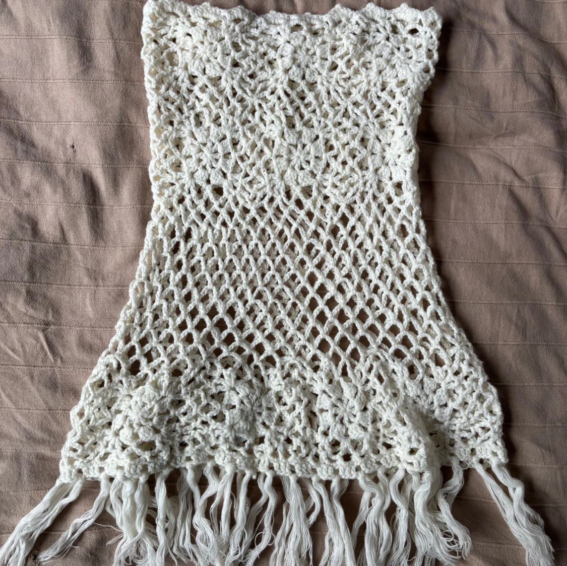 Vit virkad klänning med fransar - 1