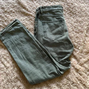 Zara jeans - Säljer ett par grå jeans från Zara i storlek 40. Dom är i bra skick och bara använda ett fåtal gånger. Skriv om frågor eller bilder!👍🏼