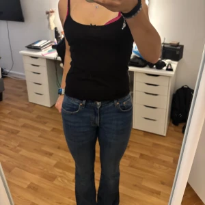 Blå bootcut jeans från Perfect Jeans GINA - Säljer dom här jeansen från Ginatricot, dom är nästan aldrig använda, jag är 173 och jag föredrar längre byxor, dom här når precis botten på mig och jag har redan ett par längre därför dom här säljs 💕pris kan diskuteras 🥰