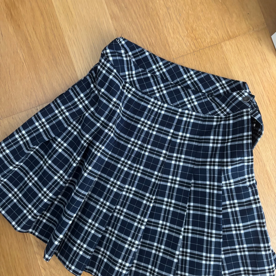 Mörkblå rutig plisserad minikjol