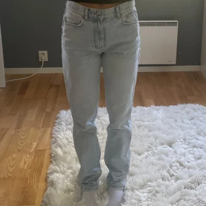 Ljusblå jeans - Säljer ett par ljusblå raka jeans från Gina Tricot, med medelhög midja.