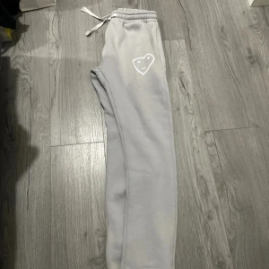 Carsicko tracksuit  - Säljer denna carsicko tracksuit då jag inte använder den längre byxorna är i storlek S och är väldigt bekväma, hoodien är i storlek xs och har en croped look