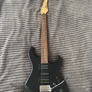 Yamaha Elgitarr - Säljer en Yamaha Elgitarr med sladd. Funkar otroligt fint och är en bra nybörjare gitarr. Mycket fint skick. Kan hämtas upp i Kungsbacka.