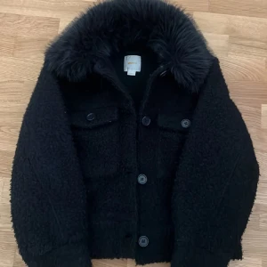 Svart teddyjacka med fuskpäls-krage - Kappa som ser likadan ut som meotine kapporna ! Perfekt för hösten💞 helt nytt skick då ja knappt använt den !! Säljer pga av att den är för liten på mig🩷 