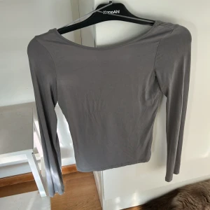 Grå långärmad topp från BikBok - En grå tröja från bikbok använd 1 gång
