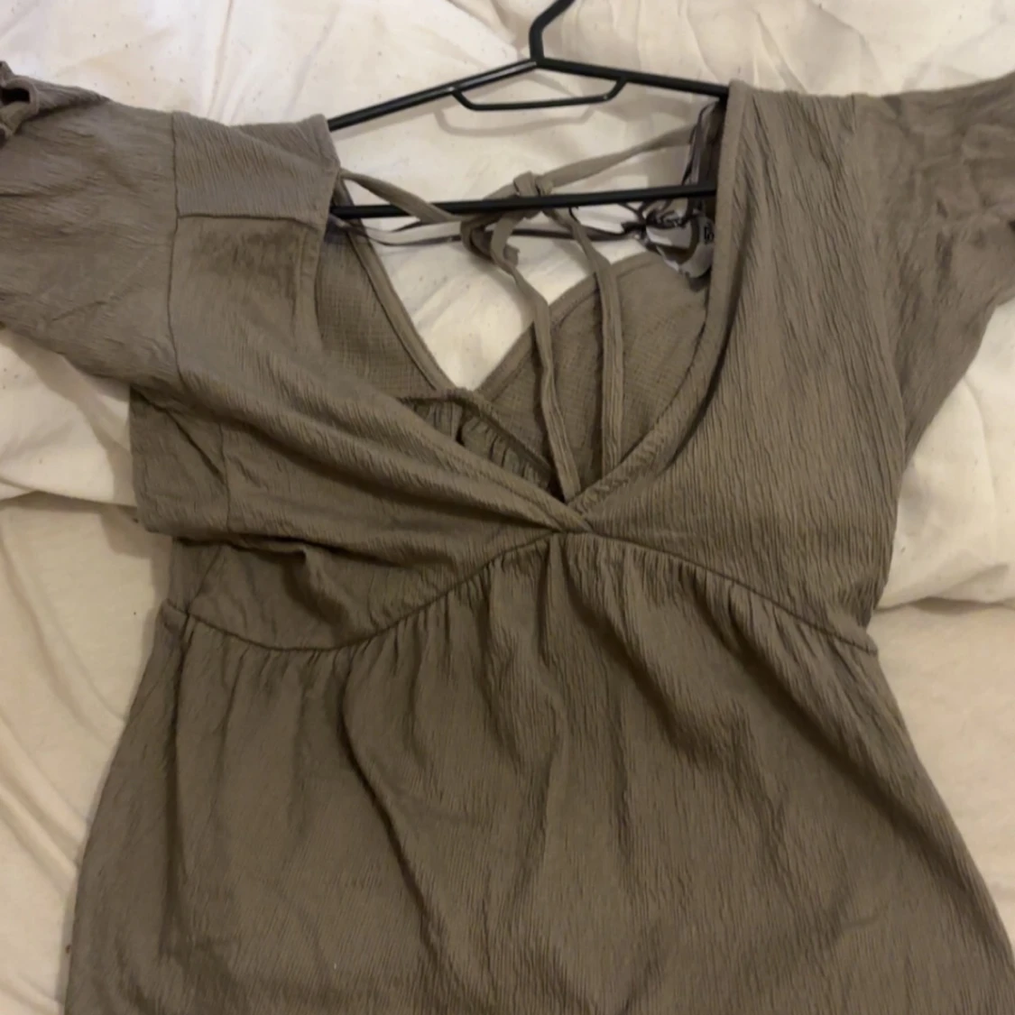 Beige omlottopp med knyt och volang - 2