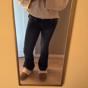 True religon jeans 💕 - Säljer super snygga jeans low Rise flare, jag har lagt upp dem så dem är lite kortare än vad det skulle varit i nyköpta tror religin jeans💕