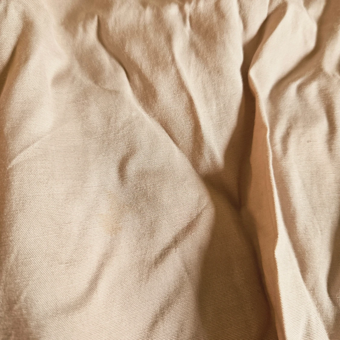 Beige skjorta med broderi och rund krage - 2