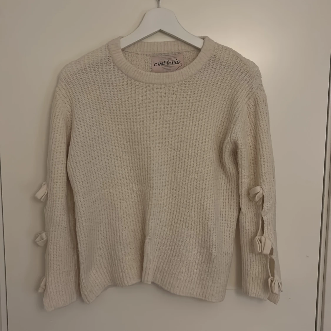 Kräm vit stickad tröja med rosetter