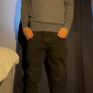 Svarta jeansbyxor och tröja - Jack and jones slim glenn svarta jeans i storlek 30/30, riktigt feta, tröjan är grå och storlek S, riktigt schysst, jeansen har en liten slitning som ni kan se på bild men inget som märks vid användning 