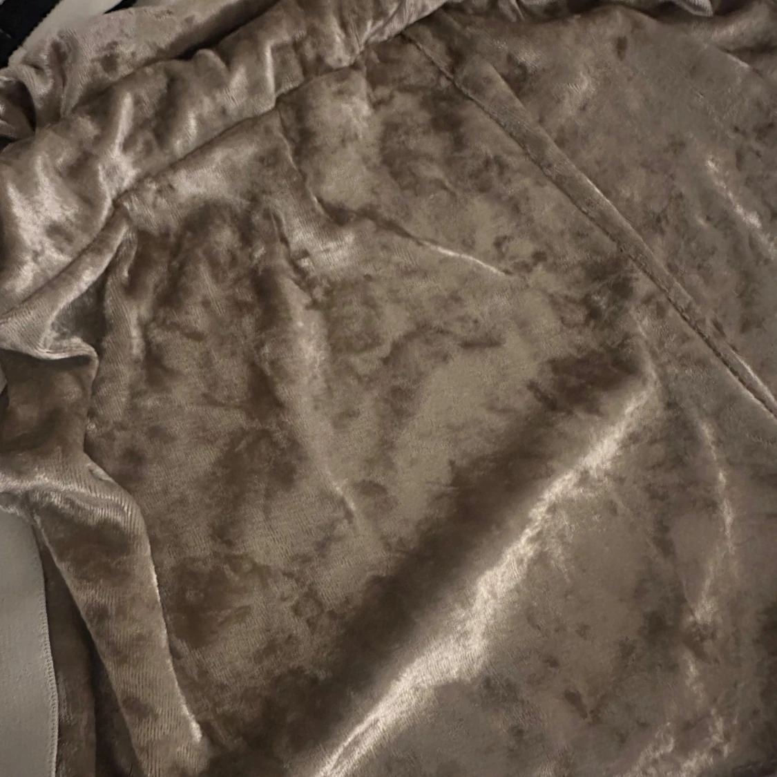 Beige sammetstopp med sportig kant - 1