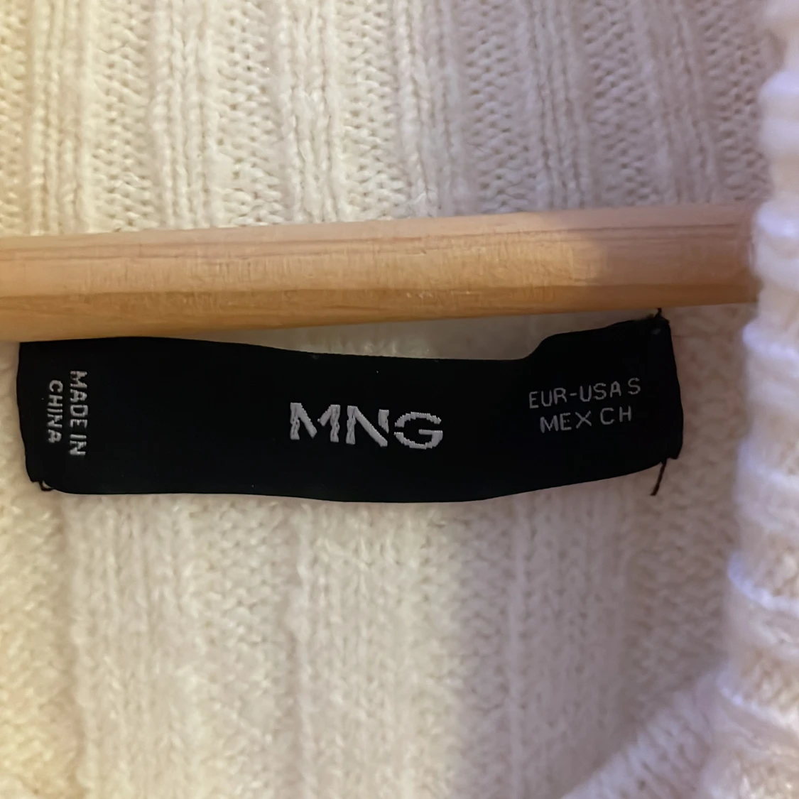 Vit ribbad polotröja från Mango - 2