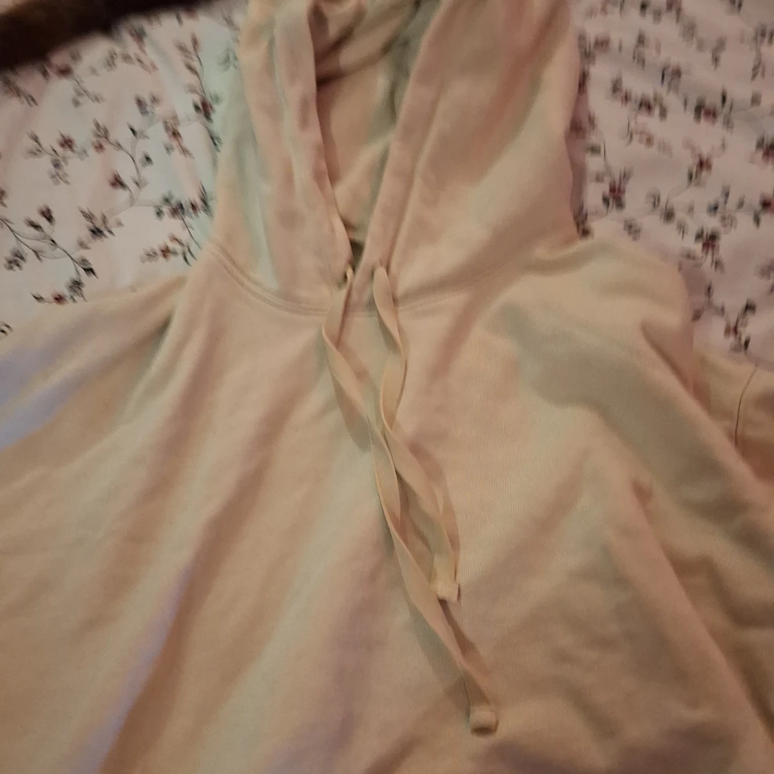 Beige hoodie från H&M med huva - 3