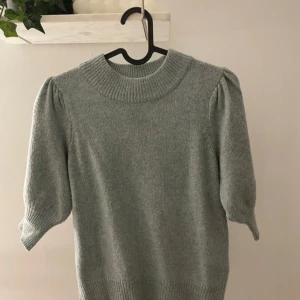 Mint grön stickad tröja från JDY - Mysig mint grön stickad tröja från JDY med puffade trekvartsärmar. Tröjan är perfekt för dig som gillar enkel men snygg stil.
