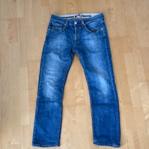 Sartoria Tramarossa jeans (Unik wash) - Säljer nu dessa riktigt snygga jeans från Sartoria Tramarossa i modellen Leonardo😁🙌 Jeansen sitter Straight och är handsydda i japansk denim vilket gör de väldigt exclusiva🤩  Nypris är ca 5500 kr. Skicket är som nytt🙌 Skriv vid funderingar 📲