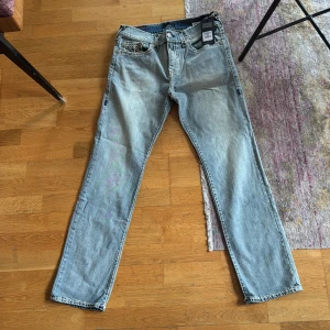 True Religion Ricky Super T jeans W34 - Säljer ett par ljusblå True Religion Ricky Super T jeans i relaxed straight fit. Feta.se