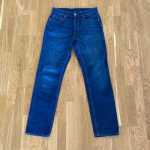 Blå raka jeans från Vailent, S - Klassiska blå jeans från Vailent i rak modell med fem fickor och snygga kontrastsömmar. Jeansen har normal passform och är tillverkade i slitstarkt denimtyg av bomull. Perfekta för dig som gillar en tidlös look med enkel stil.