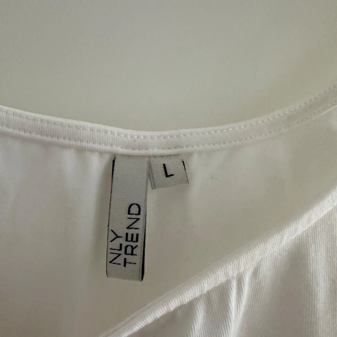 Vit linnetopp med snörning NLY Trend - 1