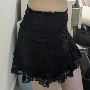 Svart spetskjol från NA-KD - Endast prövad!