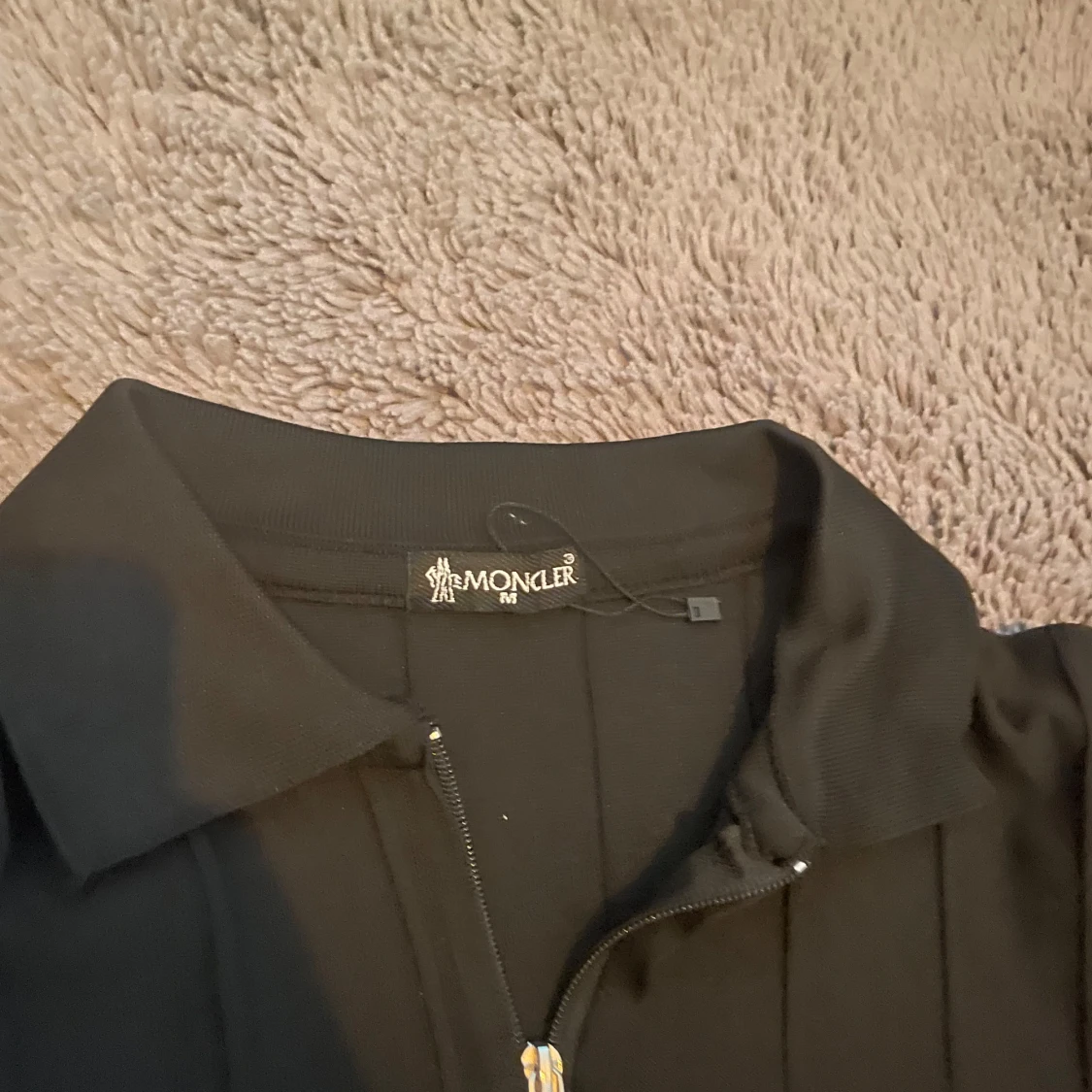 Svart t-shirt med dragkedja - 2