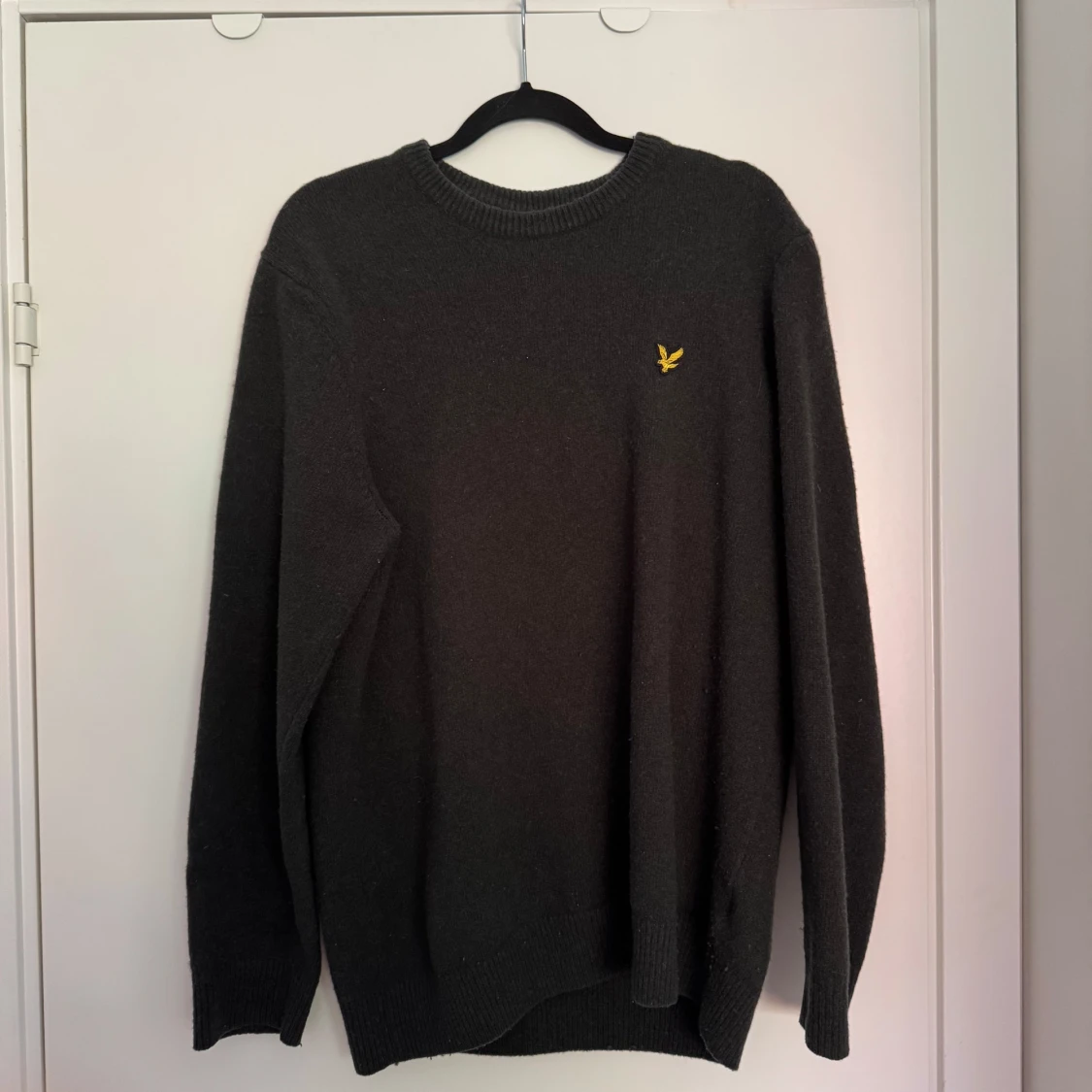 Mörkgrön stickad tröja från Lyle & Scott