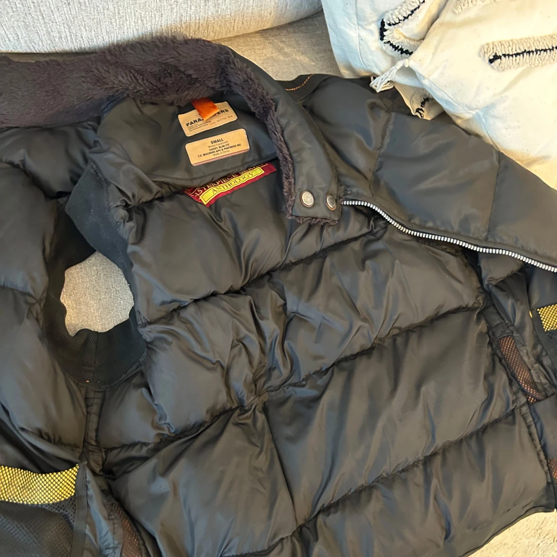 Svart dunväst från Parajumpers - 2