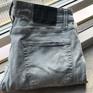 Grå jeans  - Ett par jeans från Jack and Jones, riktigt feta och ger en riktigt avslappnande känsla. Storlek 29/30