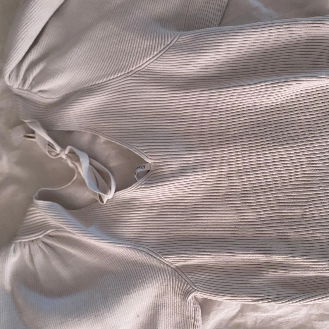 Vit ribbad topp med knyt från ONLY - 1