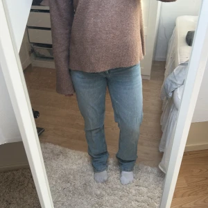 Ljusblå jeans Lager 157 i straight fit XS - Säljer ett par ljusblå lowwaist jeans från lager 157 i storlek XS. Jeansen har klassisk femficksmodell, raka ben och knäppning med knappar. De är tillverkade i bomull och har en snygg, enkel look som passar till allt. Lite små slitningar där nere, bak, då dem är snäppet för långa för mig (är 158 cm för referens)💕😇🙌🙌